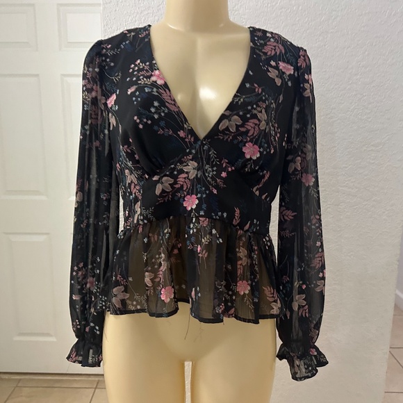 Forever 21 Tops - Forever 21 black floral print V-neck peplum blouse with long lantern sleeves